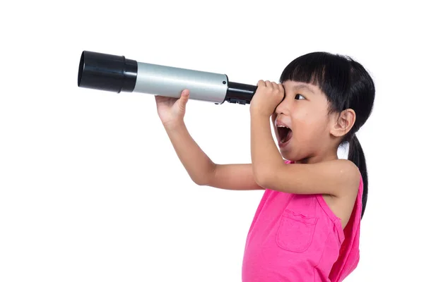 Азиатская китаянка смотрит в телескоп — стоковое фото