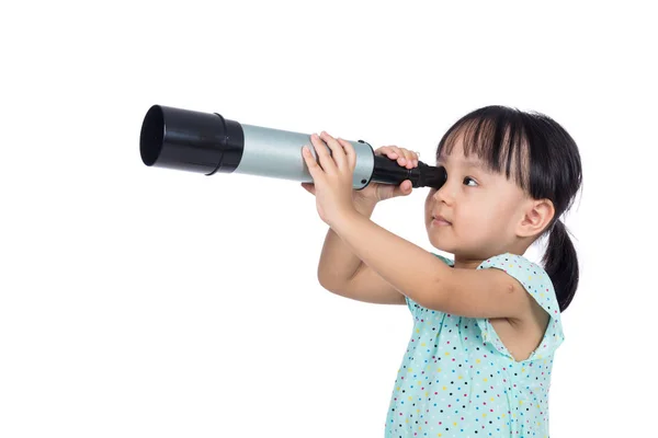 Azjatycki chiński dziewczynka patrząc przez teleskop — Zdjęcie stockowe