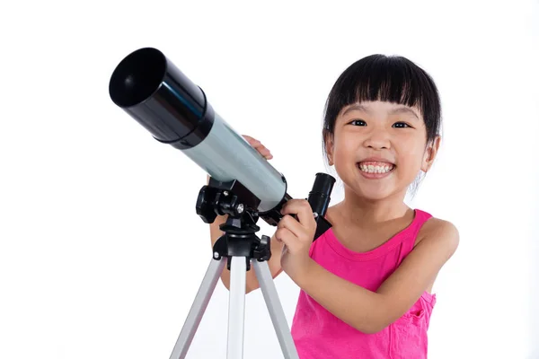 Asiática china niña sosteniendo un telescopio — Foto de Stock