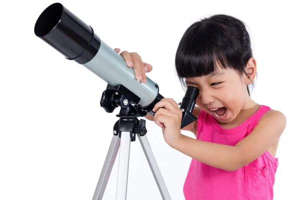 Asiática china niña sosteniendo un telescopio — Foto de Stock