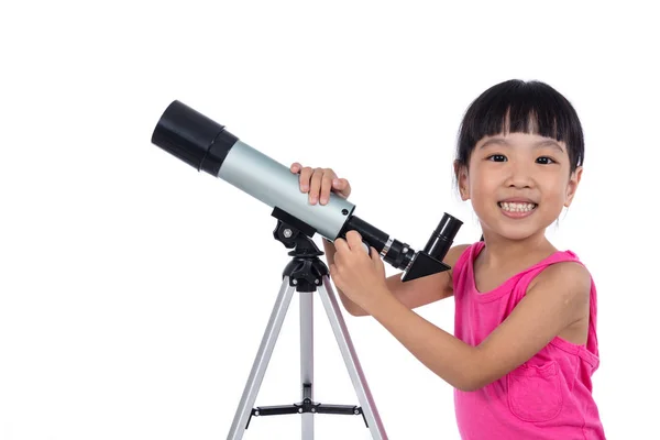 Asyalı Çinli küçük kız bir teleskop holding — Stok fotoğraf