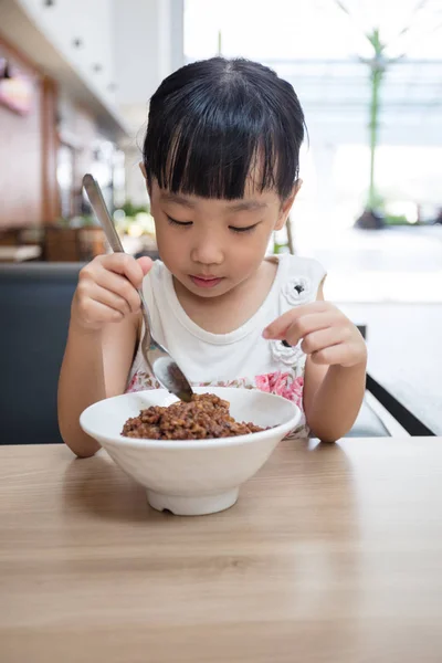 Asiatiska liten kinesisk flicka äter Bräserad fläsk ris — Stockfoto