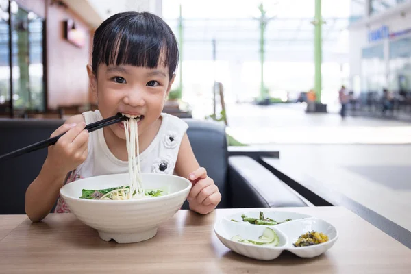 Asiática poco chino chica comer carne fideos sopa —  Fotos de Stock