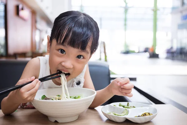 Asian little Chinese girl eating beef noodles soup — Stock Photo, Image