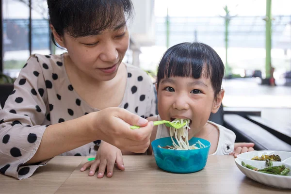 Asiático chino madre e hija comer carne fideos — Foto de Stock