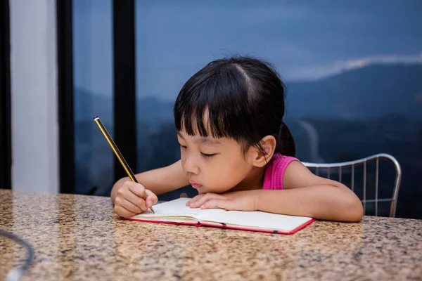 Asiatische kleine chinesische Mädchen schreiben Hausaufgaben — Stockfoto