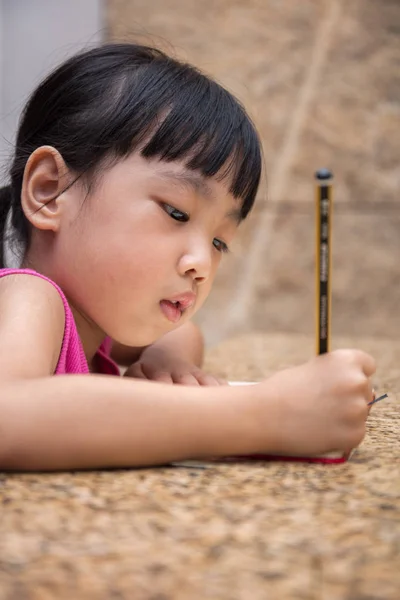 Asiatique petite fille chinoise écriture devoirs — Photo