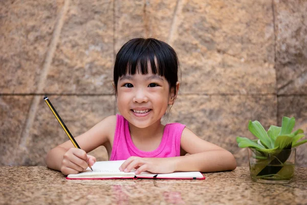 亚洲中国小女孩写的家庭作业 — 图库照片