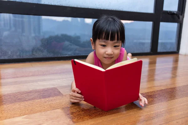 亚洲中国小女孩读一本书靠近窗户旁 — 图库照片