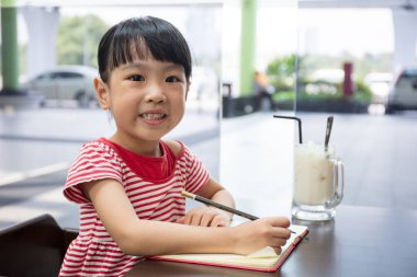 Asyalı Çinli küçük kız ödev