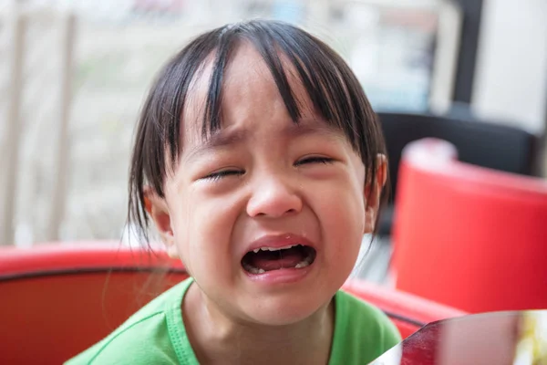 Crying Asian Chinese little girl — Stock Photo, Image