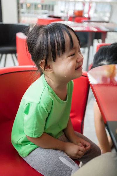 Llorando asiático chino niña — Foto de Stock