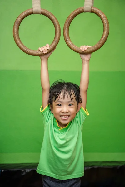 Asijská Čínská holčička visí na kroužky — Stock fotografie