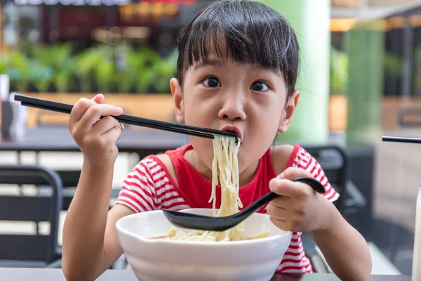 Asiatiska liten kinesisk flicka äter nudlar soppa — Stockfoto