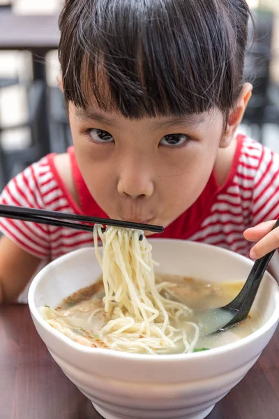 Asiatiska liten kinesisk flicka äter nudlar soppa — Stockfoto