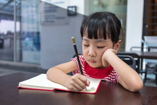 Aziatische Chinese meisje huiswerk — Stockfoto