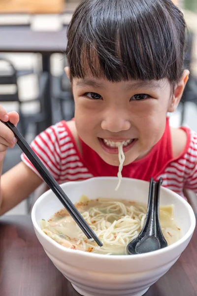 Asiatiska liten kinesisk flicka äter nudlar soppa — Stockfoto