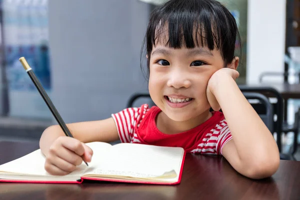 Asiatico cinese bambina fare compiti — Foto Stock