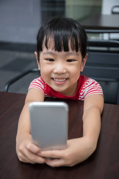 Asiático chino niña jugando smartphone — Foto de Stock