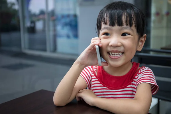 Asiatique chinois petite fille jouer smartphone — Photo