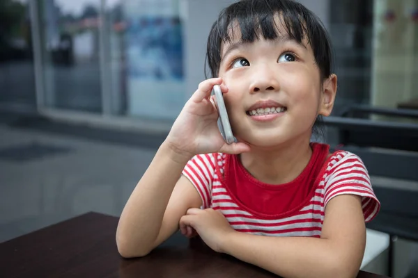 Asiático chino niña jugando smartphone — Foto de Stock