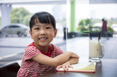 Asyalı Çinli küçük kız kitap okuma