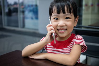 Asyalı Çinli küçük kız Smartphone oyun