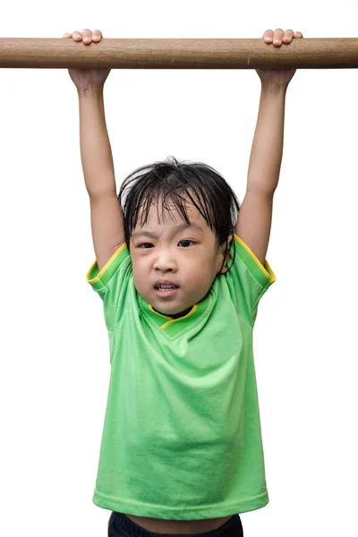 Asiatisch chinesisch klein mädchen hanging on horizontal bar — Stockfoto