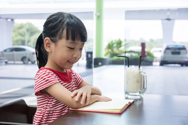 Asiática china niña leyendo libro — Foto de Stock