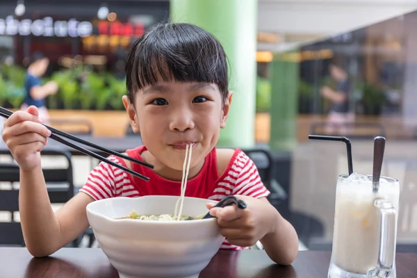 Asiatiska liten kinesisk flicka äter nudlar soppa — Stockfoto
