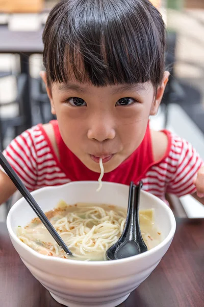 Asiatiska liten kinesisk flicka äter nudlar soppa — Stockfoto