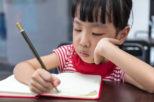 Aziatische Chinese meisje huiswerk — Stockfoto