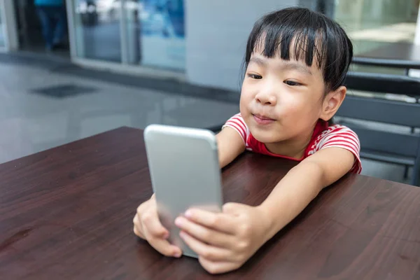 Asiático chino niña jugando smartphone — Foto de Stock