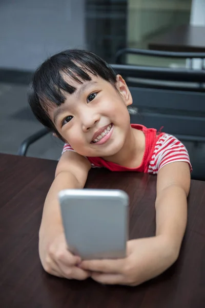 Asiático chino niña jugando smartphone — Foto de Stock