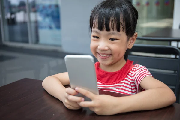 Asiático chino niña jugando smartphone — Foto de Stock