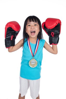 Boks eldiven giymiş ve kutlama Asyalı Çinli küçük kız 