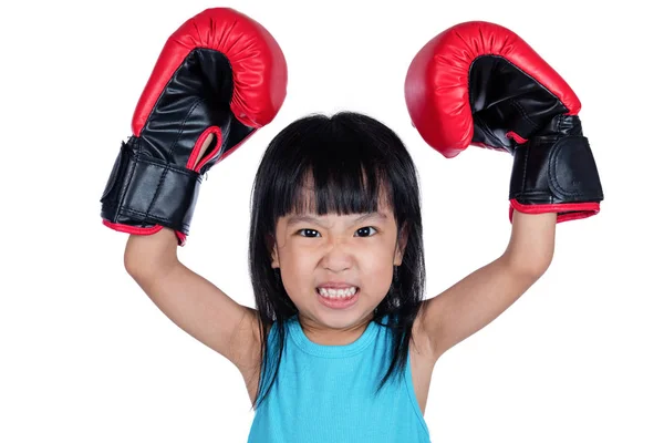 Asiático poco china chica usando boxeo guante con feroz expre — Foto de Stock
