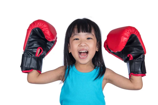Asiático poco china chica usando boxeo guante con manos arriba — Foto de Stock