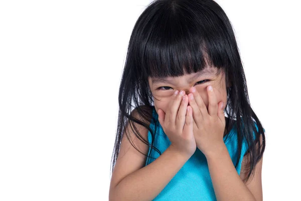 Gülüyor ve ağzını kapsayan Asyalı Çinli küçük kız — Stok fotoğraf