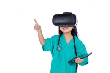 Asyalı Çinli kız oyun doktor tablet ve Vr ile koruyucu gözlük
