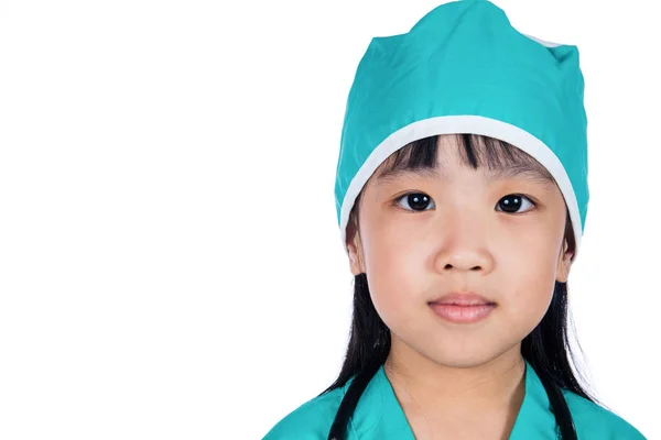 Asiática poco china chica vestida como un médico —  Fotos de Stock