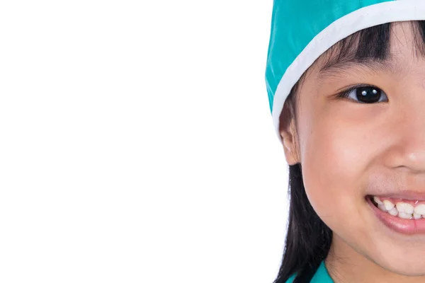 Asyalı küçük Çinli kız doktor gibi giyinmiş — Stok fotoğraf