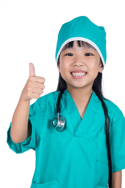 Asiática poco china chica vestida como un médico — Foto de Stock