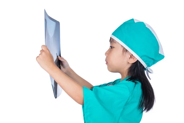 亚洲小中国女孩玩医生用听诊器和 x- — 图库照片