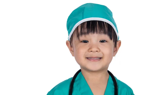 Asiática poco china chica vestida como un médico —  Fotos de Stock