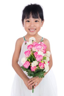 Asyalı Çinli küçük kız anne için tebrik çiçek tutan 