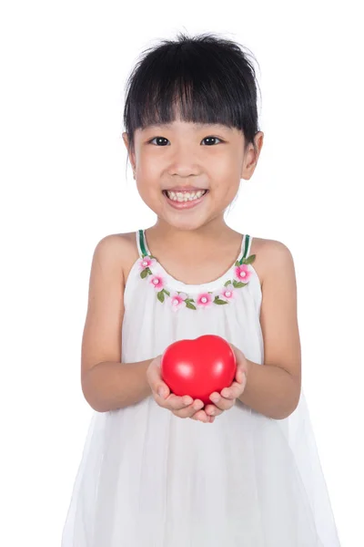 Asiatische kleine chinesische Mädchen mit roten Herzen — Stockfoto