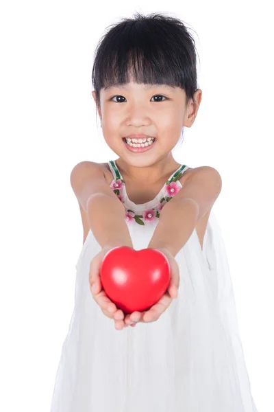 Asyalı küçük Çinli kız kırmızı kalp tutan — Stok fotoğraf