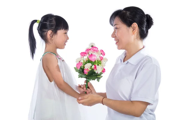 Ázsiai kínai kislány ünneplő anyák napja az anyjával — Stock Fotó