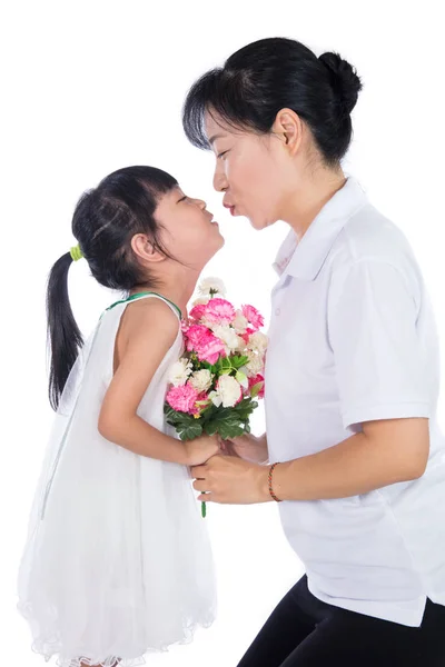Asijská holčička čínského slaví Den matek s její matkou — Stock fotografie